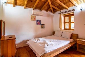 Postel nebo postele na pokoji v ubytování Havuzu korunaklı 2+1 taş villa + 18 fotografií