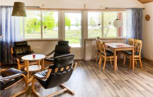 un soggiorno con sedie e tavolo e una sala da pranzo di Nice Home In Vittaryd With 2 Bedrooms And Wifi a Kvänarp