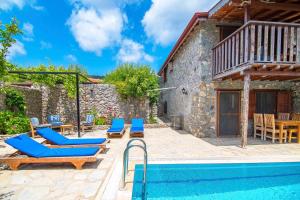 a villa with a swimming pool and a house at Havuzu korunaklı 2+1 taş villa in Kınalı