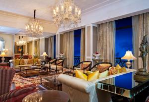 Ein Sitzbereich in der Unterkunft The Leela Palace Chennai