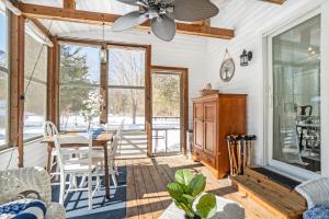Φωτογραφία από το άλμπουμ του Newly Renovated Cottage 5 mins from Beach! σε South Haven