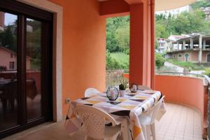 einen Tisch mit weißen Stühlen auf dem Balkon in der Unterkunft Contedoro Living in Ariano Irpino