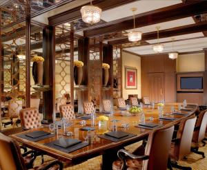 Ein Restaurant oder anderes Speiselokal in der Unterkunft The Leela Palace Chennai 