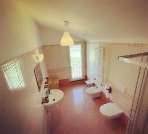 ein Badezimmer mit 2 Waschbecken und 2 WCs in der Unterkunft Charming apartment in Tuscany in San Piero in Campo