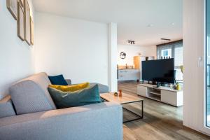 sala de estar con sofá y TV en Residenz Bollwark 312 en Kappeln