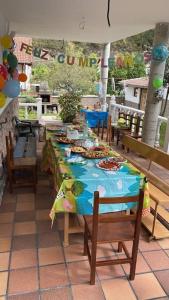 una mesa con un mantel azul en el patio en POSADA de BUSTIELLO, en Mieres