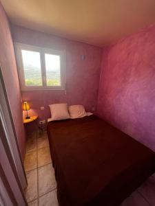 a small room with a bed and a window at Orizzonte montagna in Figari