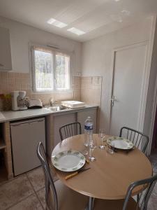 費加里的住宿－Orizzonte montagna，厨房配有桌椅、桌子和水槽。