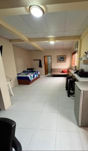 uma grande sala de estar com uma cama e uma cozinha em Suites Playas em Data de Villamil