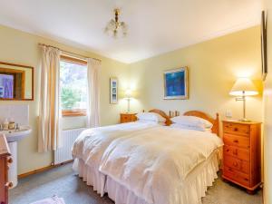 Un dormitorio con una cama grande y una ventana en Riverfoot en Glenelg