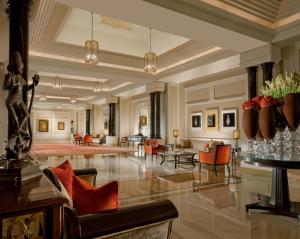Ein Sitzbereich in der Unterkunft The Leela Palace Chennai
