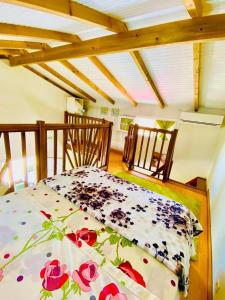 een slaapkamer met een bed met een bloemdekbed bij Bungalows Arc en Ciel in Sainte-Anne