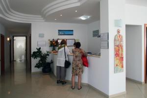 two women standing at a counter in a room at Bikini Hotel in Vieste