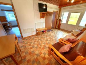 uma sala de estar com um sofá e uma mesa em Apartmaji Zupanc Ivanka em Bohinj