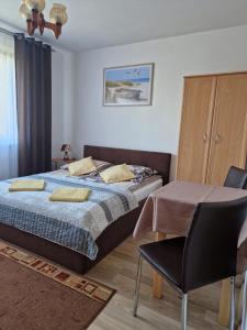 sypialnia z łóżkiem, stołem i krzesłem w obiekcie RYNIO - Pokoje Gościnne w Łebie