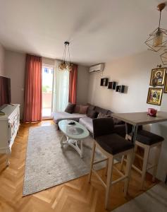 Apartman Kovacevic في بار: غرفة معيشة مع أريكة وطاولة