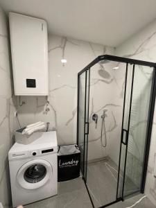 bagno con lavatrice e doccia di Apartment Trebinje Sun a Trebinje Altre 13 foto
