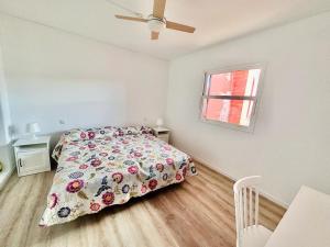 Una habitación blanca con una cama y una ventana en Alma 26, en Los Cancajos 11 fotos más