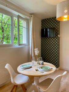une table à manger avec deux chaises, une table et une fenêtre dans l'établissement Studio tout juste rénové, à Dijon