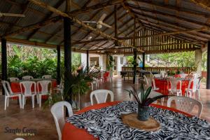a restaurant with a table and chairs and tables and tablesktop at Santo Cerro Natural Park Eco Lodge con Vista Panorámica y Experiencias Naturales in Santo Cerro