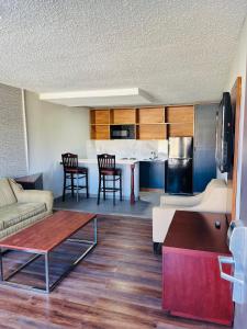 una sala de estar con un sofá y una mesa en North Villa extended stay, en Houston