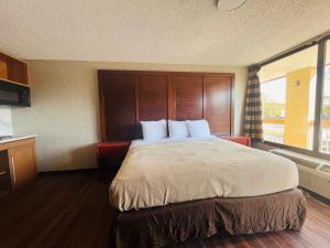 Un dormitorio con una cama grande con una ventana grande. en North Villa extended stay, en Houston