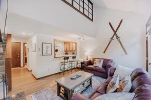 ein Wohnzimmer mit Sofa und Tisch in der Unterkunft 55SW - Fireplace - D W - WithD - Sleeps 4 condo in Glacier