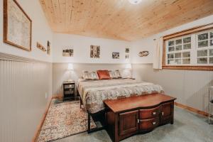 1 dormitorio con cama y techo de madera en 72MF - Rustic - Pets Ok - Sleeps 2 cabin, en Maple Falls