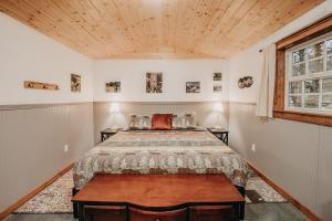 1 dormitorio con 1 cama y 2 mesitas de noche en 72MF - Rustic - Pets Ok - Sleeps 2 cabin, en Maple Falls