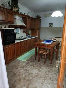 een keuken met een houten tafel en een eetkamer bij Nurachi vacanza in Nurachi