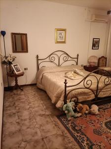 een slaapkamer met een bed met twee knuffels op de vloer bij Nurachi vacanza in Nurachi