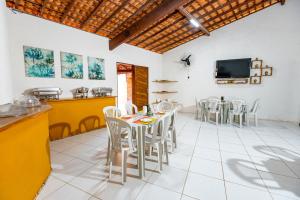 cocina y comedor con mesa y sillas en OYO Hotel Das Pedras, en Parnaíba
