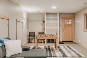 Posezení v ubytování 69SL - Upscale - Hot Tub - Wi-Fi - BBQ - Sleeps 8 cabin