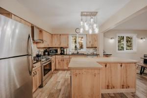 Kuchyň nebo kuchyňský kout v ubytování 69SL - Upscale - Hot Tub - Wi-Fi - BBQ - Sleeps 8 cabin