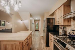 Kuchyň nebo kuchyňský kout v ubytování 69SL - Upscale - Hot Tub - Wi-Fi - BBQ - Sleeps 8 cabin + 51 fotografií