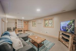 TV a/nebo společenská místnost v ubytování 69SL - Upscale - Hot Tub - Wi-Fi - BBQ - Sleeps 8 cabin