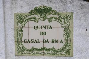 a sign on the side of a building at Quinta do Casal da Bica 