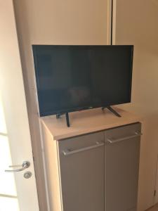 Televízia a/alebo spoločenská miestnosť v ubytovaní Les mobil homes de Naka, une entrée gratuite adulte pour la Réserve Africaine de Sigean
