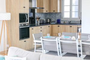 - une cuisine avec une table et des chaises dans la chambre dans l'établissement Magnificent Villa recent quiet St Denis D'Oléron, à Saint-Denis-dʼOléron