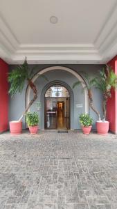 un pasillo con palmeras en la entrada de un edificio en New Life Piracicaba by Atlantica en Piracicaba