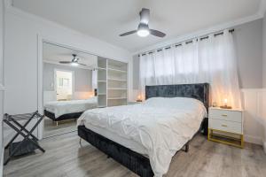 1 dormitorio con 1 cama grande y espejo en Cozy home away from home, en Los Ángeles
