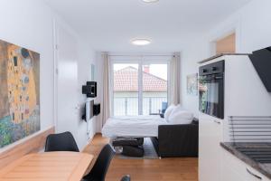 Habitación pequeña con cama y ventana en Modern apartment with private balcony near city center, en Viena