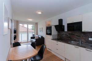 eine Küche mit einem Tisch und einem Esszimmer in der Unterkunft Modern apartment with private balcony near city center in Wien