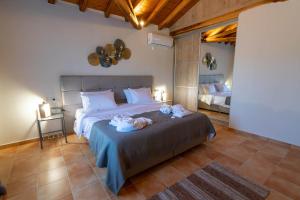 ein Schlafzimmer mit einem großen Bett mit Handtüchern darauf in der Unterkunft Villa George in Skiathos in Skiathos-Stadt