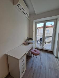 eine Küche mit einem Schreibtisch und einem Stuhl in einem Zimmer in der Unterkunft Apartment and Room Marija in Krk