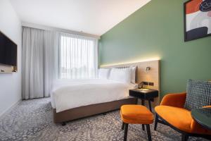 Postel nebo postele na pokoji v ubytování Holiday Inn Dandenong by IHG