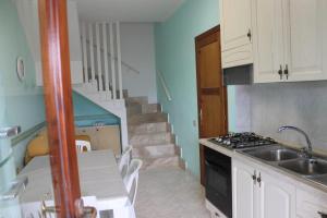 Η κουζίνα ή μικρή κουζίνα στο La Perla nel Blu