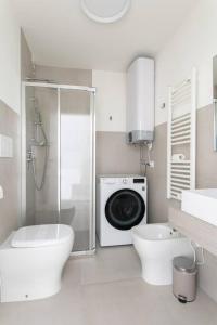 bagno con doccia, servizi igienici e lavatrice. di Residenza SubitoSanto - Appartamento 1A Ruzzante a Padova