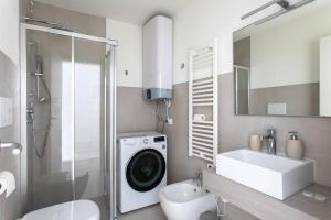 bagno con lavatrice e lavandino di Residenza SubitoSanto - Appartamento 1A Ruzzante a Padova