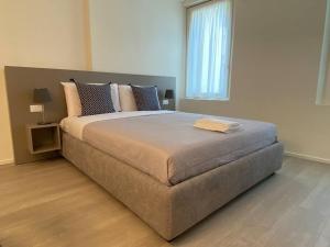 un grande letto in una camera da letto con finestra di Residenza SubitoSanto - Appartamento 1A Ruzzante a Padova